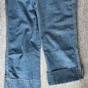 Levis jeans women’s capris Size 12 mis wide leg wide cuff